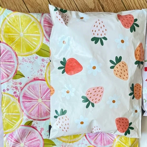 🍓 Strawberry Poly Mailer’s 10x13 Pack of 25 PRICE is Firm - Picture 6 of 8